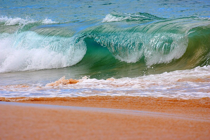 Maui Surf - ID: 4101506 © Janine Russell