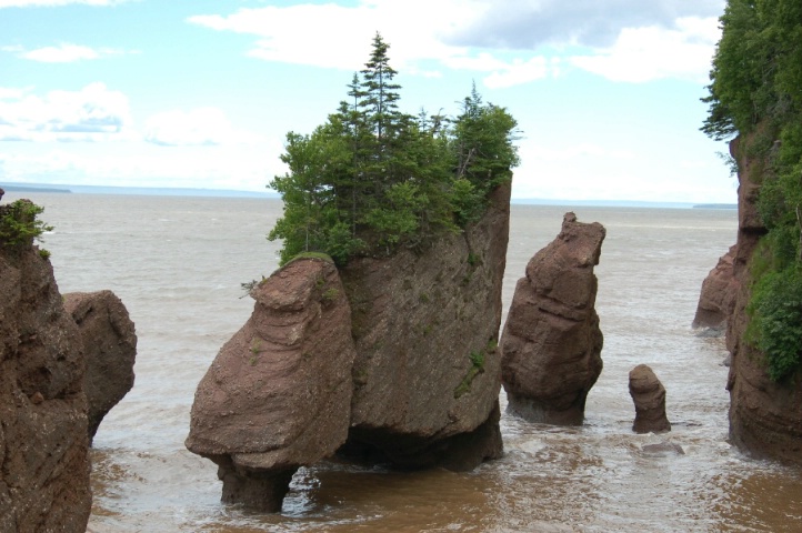 Hopewell Rocks in New Brunswick - ID: 4238569 © Larry Heyert