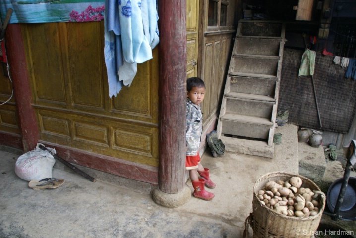 Lisu child in the village