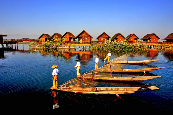 Inle Lake's Leg Rowers