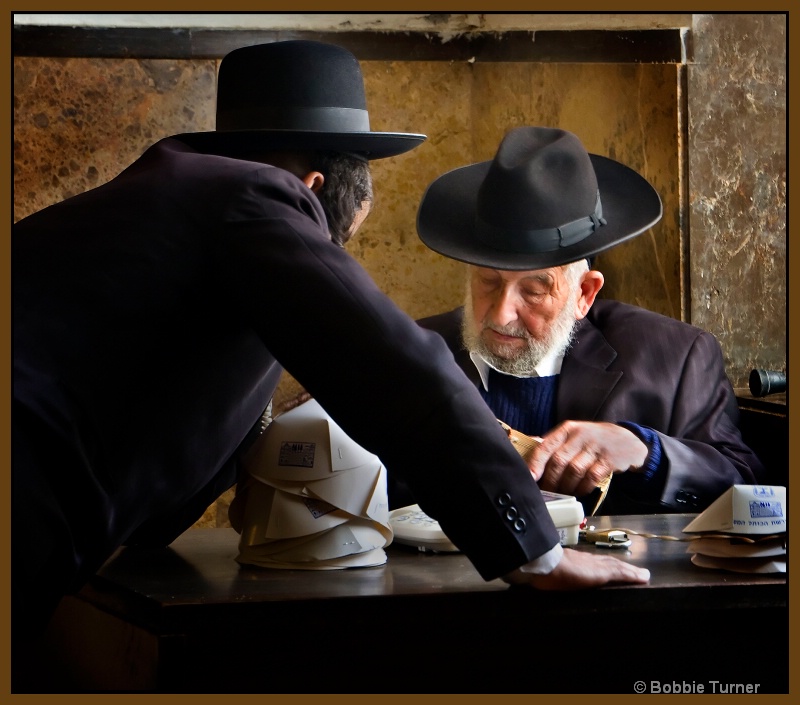 Jerusalem Rabbis - ID: 7994518 © BARBARA TURNER
