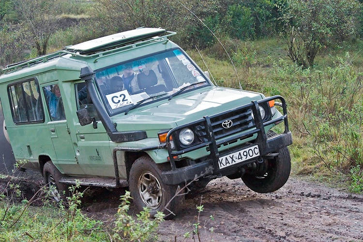 Zacks Landcruiser getting stuck - Talak River Cros - ID: 8135596 © Larry J. Citra