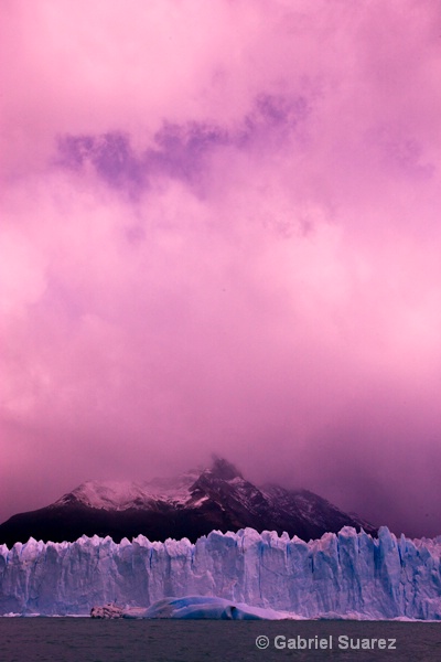 glaciar y nubes rosadas