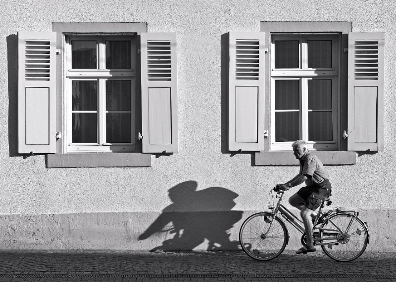 Promenade of a shadow