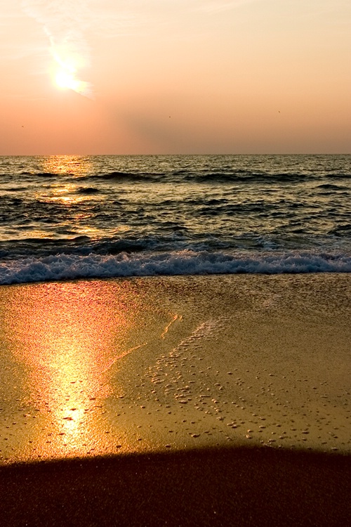 Sunrise on the Beach 5 - ID: 8757790 © James E. Nelson