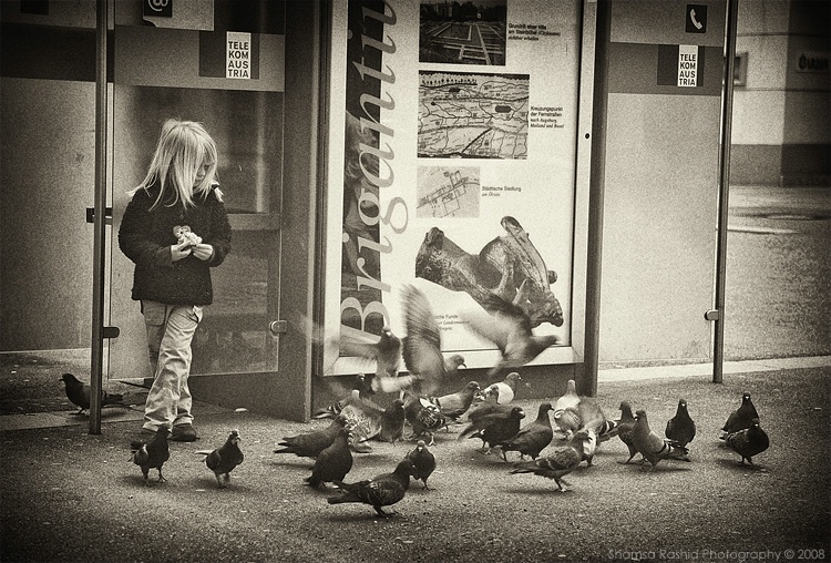 Little Girl with Pigeons
