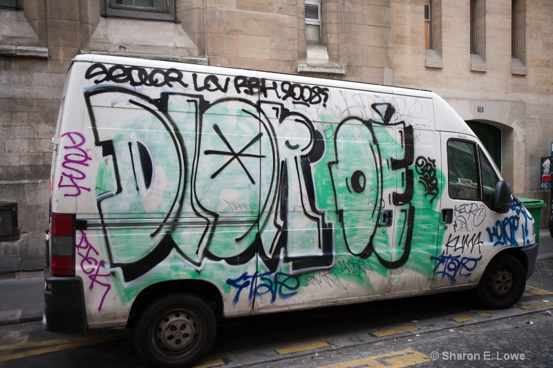 Graffiti van, Paris - ID: 9043202 © Sharon E. Lowe