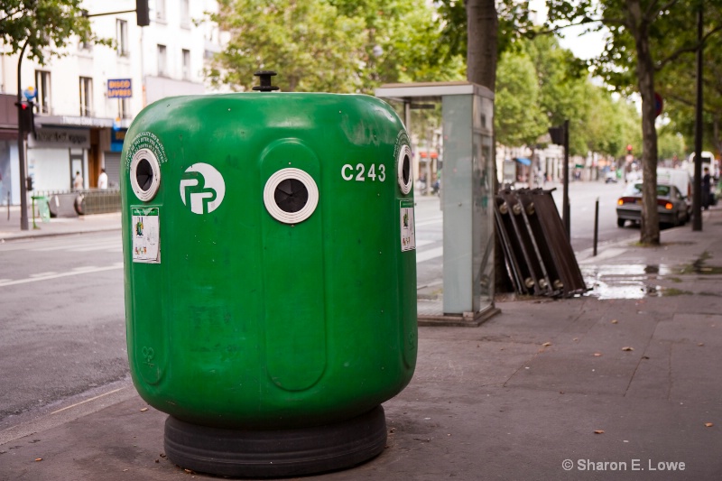 Recycling, Paris-style - ID: 9043244 © Sharon E. Lowe