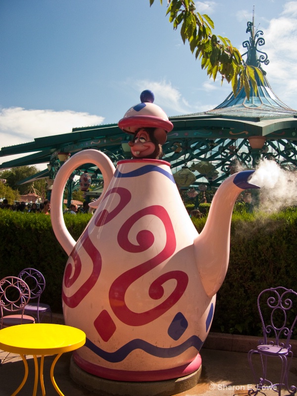 Teapot,  Disneyland Paris - ID: 9043543 © Sharon E. Lowe