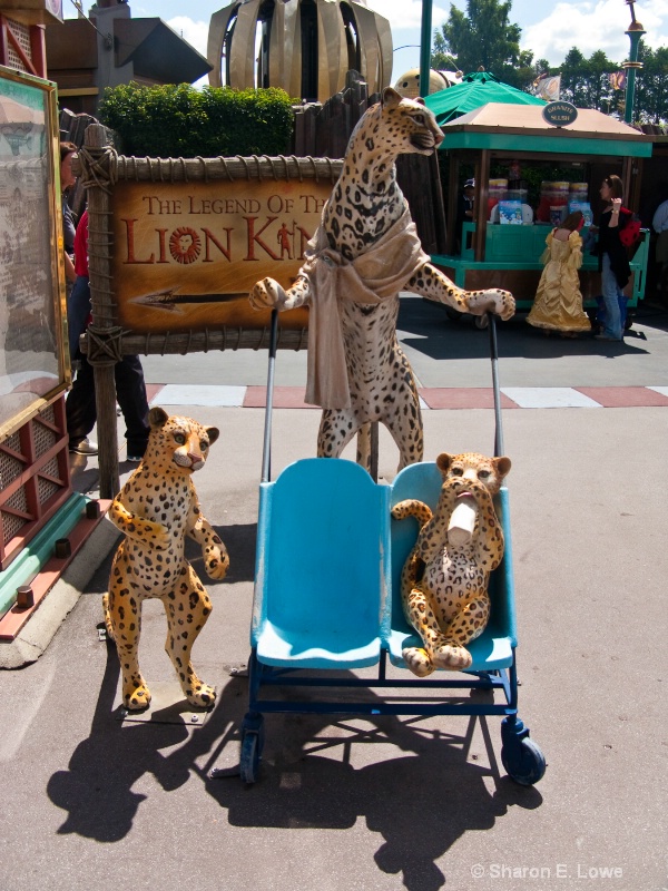Cheetah mom and kits, Disneyland Paris - ID: 9043579 © Sharon E. Lowe