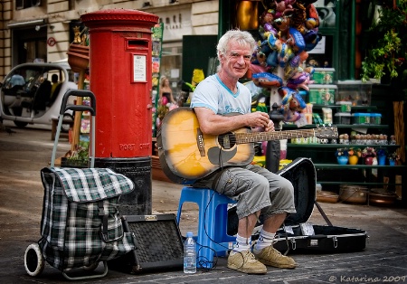 The smiling guitar man