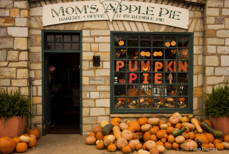 Mom's Apple Pie Store