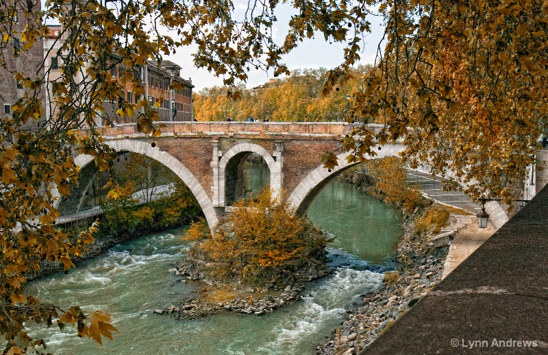 Over the Tiber in Rome - ID: 9398377 © Lynn Andrews