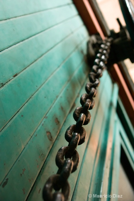 Old Train Chains - ID: 9759576 © Mauricio Diaz