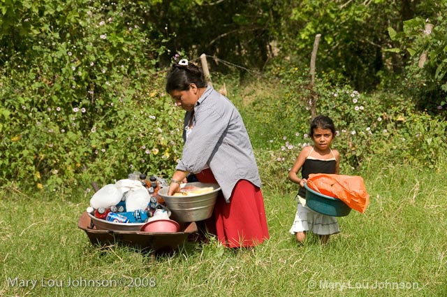 San Salvadore Mom and Daughter preparing food