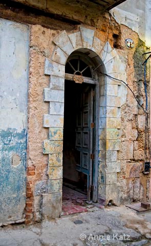 old doorway - ID: 9995123 © Annie Katz