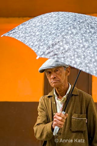 umbrella man - ID: 9995297 © Annie Katz