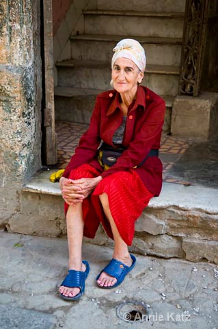 woman in doorway - ID: 9995303 © Annie Katz