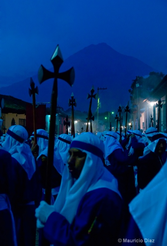 Good Friday Early Morning Procession - ID: 10011143 © Mauricio Diaz