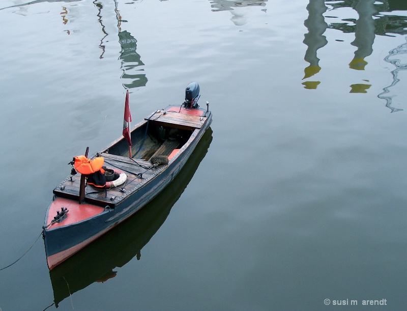 Solitary Boat - ID: 10169315 © Susanne M. Arendt
