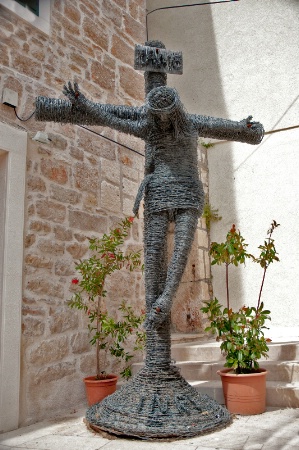 Full sculpture of Christ