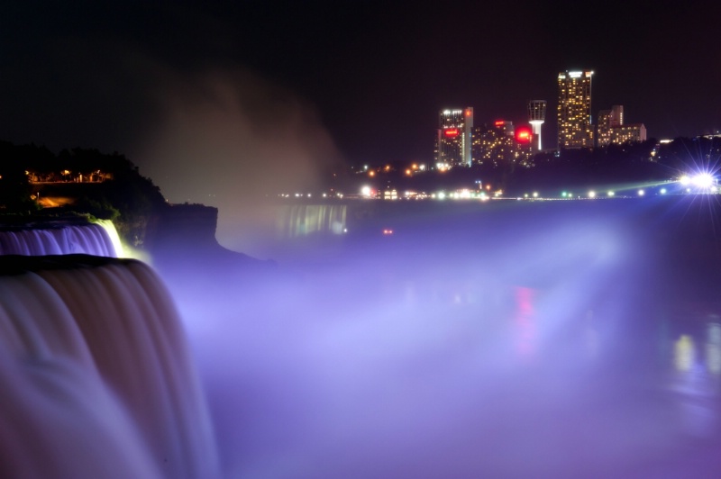 Extra Click - Niagara Falls at night