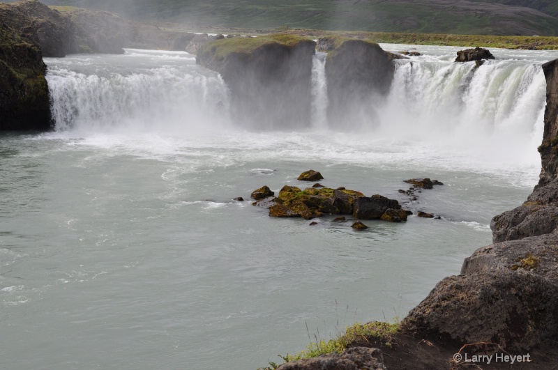 Gullfoss- Iceland's "Golden Waterfall" - ID: 10445368 © Larry Heyert
