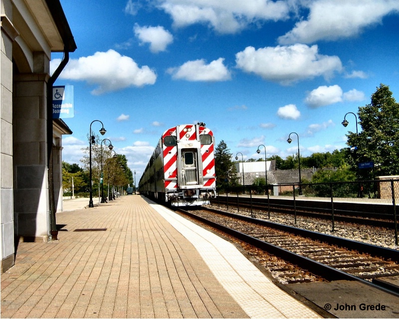 train to town - chicago - ID: 10550747 © John R. Grede