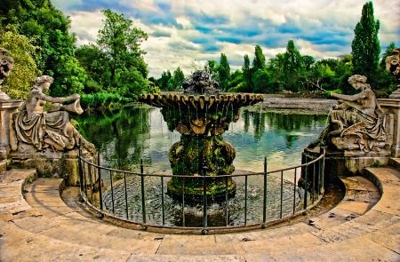 London: Italian Garden, Kensington Park