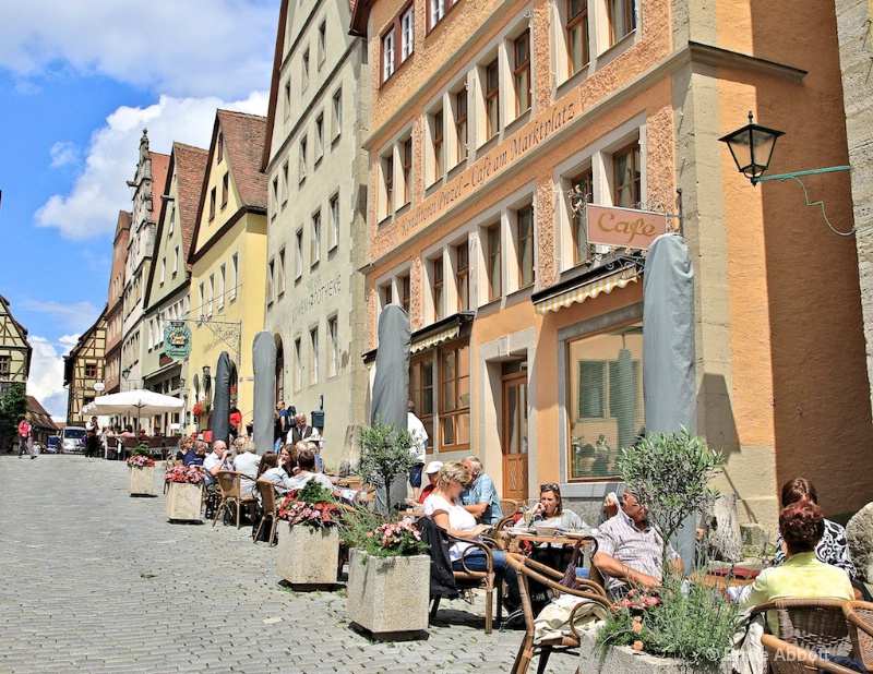 Street dining in Rothenburg - ID: 10692871 © Emile Abbott