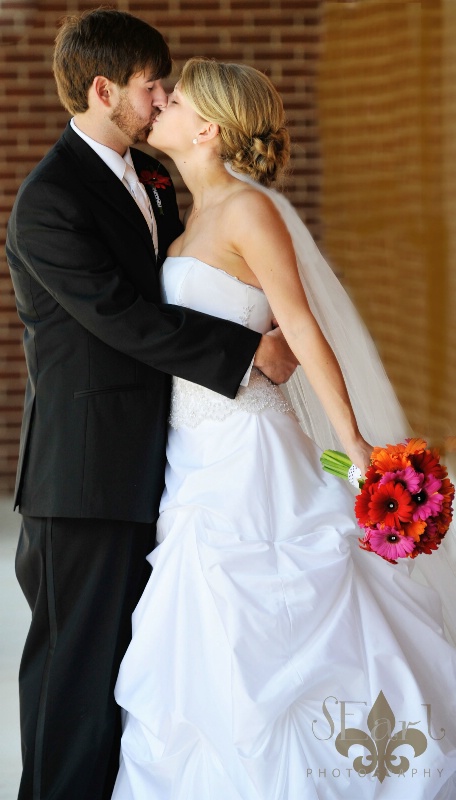 Foust Wedding@@Kissing - ID: 10935219 © Shelia Earl