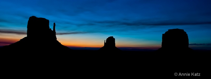 dusk sets on monument valley - ID: 11213845 © Annie Katz
