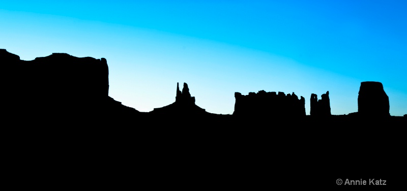 monument valley silhouettes - ID: 11213860 © Annie Katz