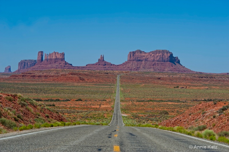 road into monument valley - ID: 11213884 © Annie Katz