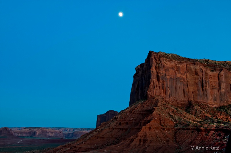 the moon over monument valley - ID: 11213893 © Annie Katz