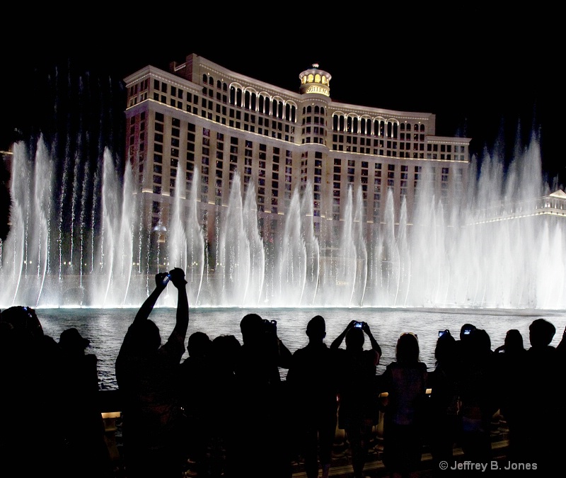 Bellagio Fountain Spectators
