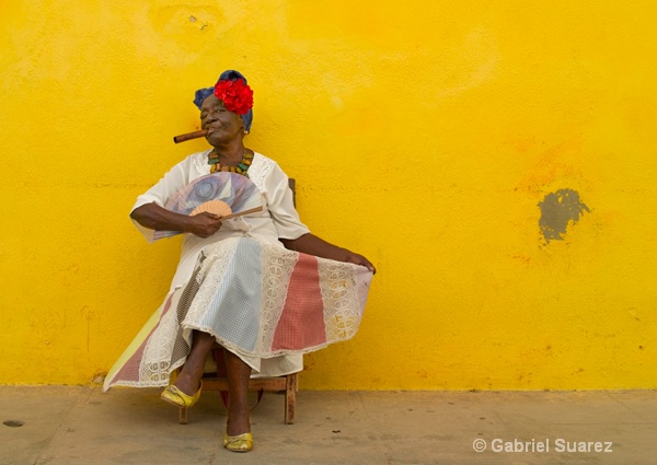 cubana en amarillo 