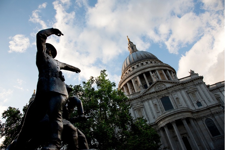 STATUE & ST PAUL'S CATHEDRAL