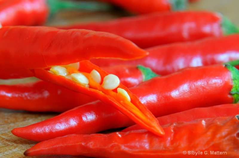  food series : hot chili pepper jaws - ID: 11695928 © Sibylle G. Mattern