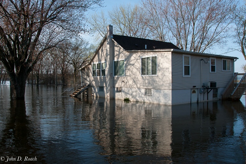 Flood Waters on the Mississippi - ID: 11724840 © John D. Roach