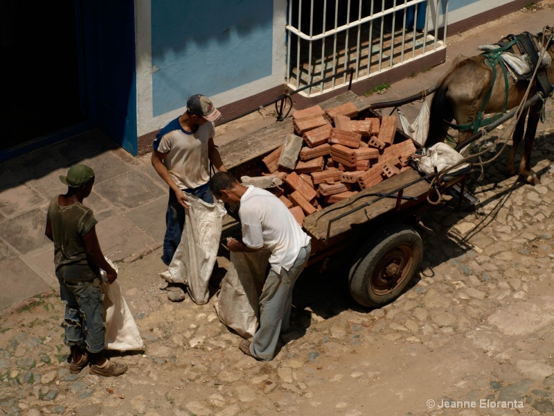 Unloading Bricks: Trinidad de Cuba