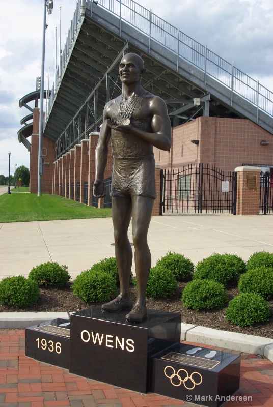 Jesse Owens Statue at OSU
