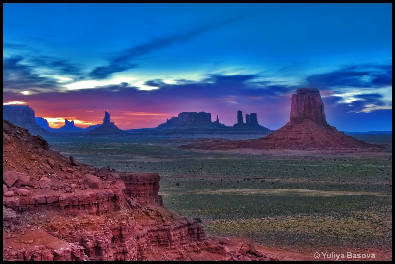 Monument Valley Sunset - ID: 12055375 © Yulia Basova
