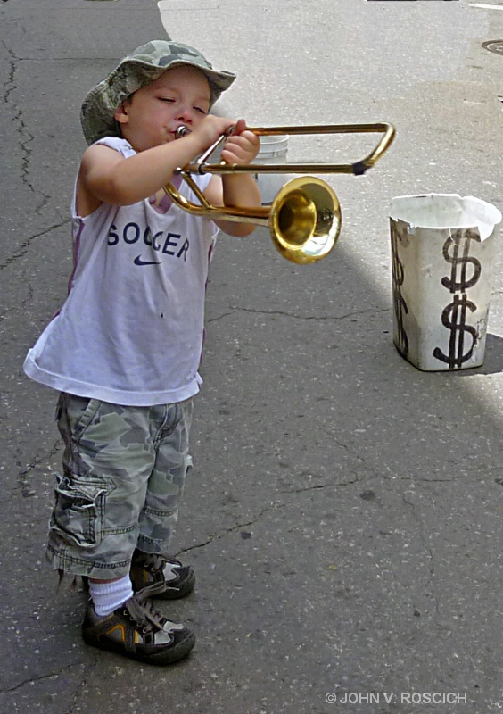 NEW STREET ENTERTAINER - ID: 12219271 © John V. Roscich