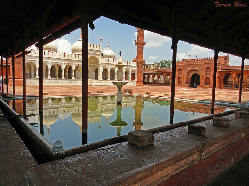 Moti Masjid.