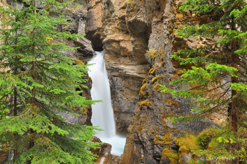Johnston Canyon in Banff National Park - ID: 12303357 © Larry Heyert