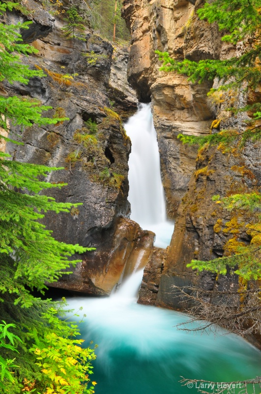 Johnston Canyon in Banff National Park - ID: 12303358 © Larry Heyert