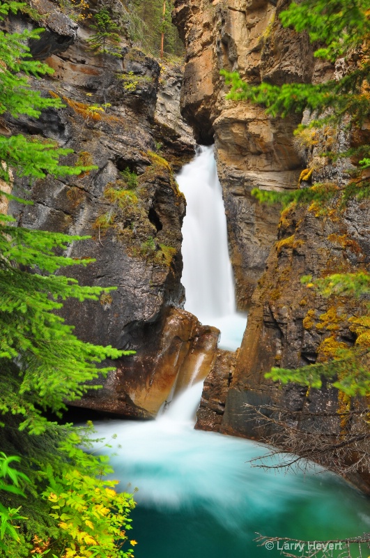 Johnston Canyon in Banff National Park - ID: 12303360 © Larry Heyert