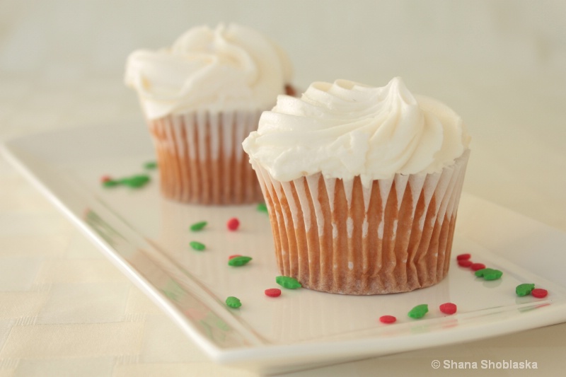 vanilla-cupcakes-with-sprinkles