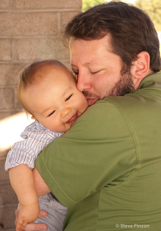 Daddy's kisses make me giggle! - ID: 12337322 © Steve Pinzon